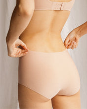 Load image into Gallery viewer, Second Skin Seamless Boyshorts | Seamless Lingerie - Pothos Beauty
